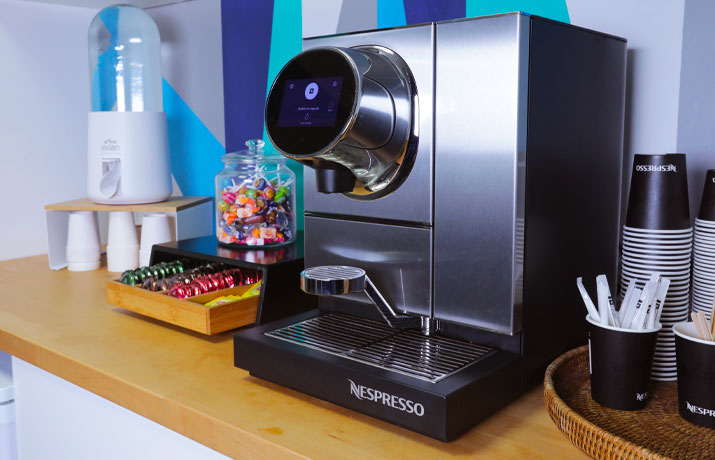 Espace de récéption de Studio Webcast avec machine à café Nespresso, bonbons et fontaine à eau.