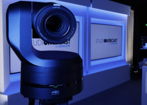 Caméra Tourelle 4K professionelle sur le plateau de Studio Webcast.