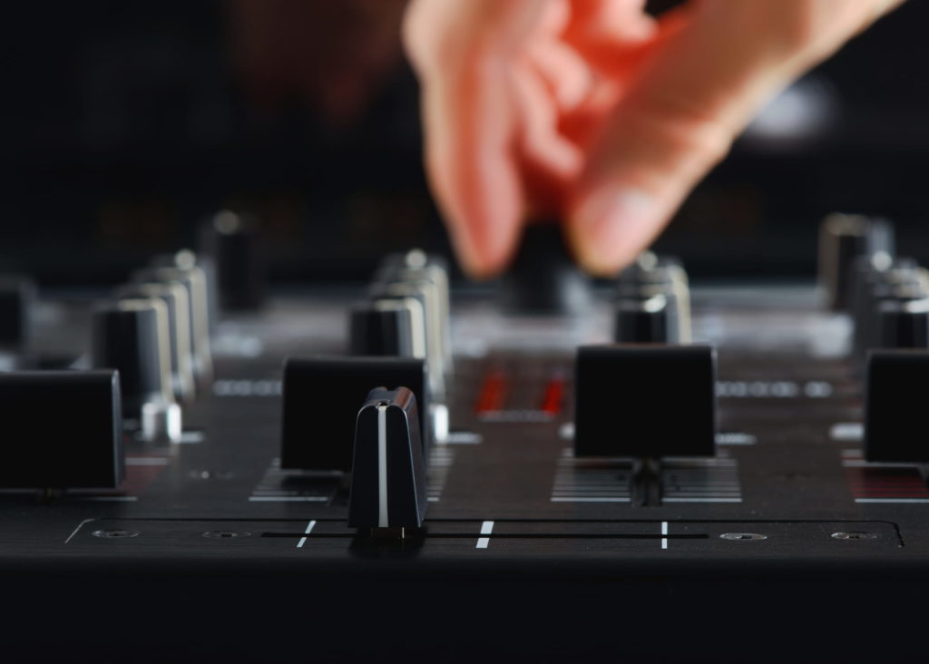 Table de mixage audio en régie 