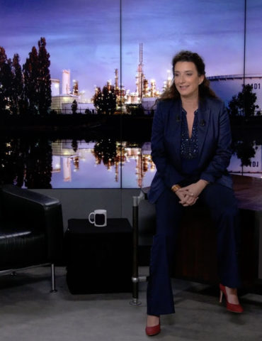 Femme sur un plateau de webcast présentant un Lateshow.