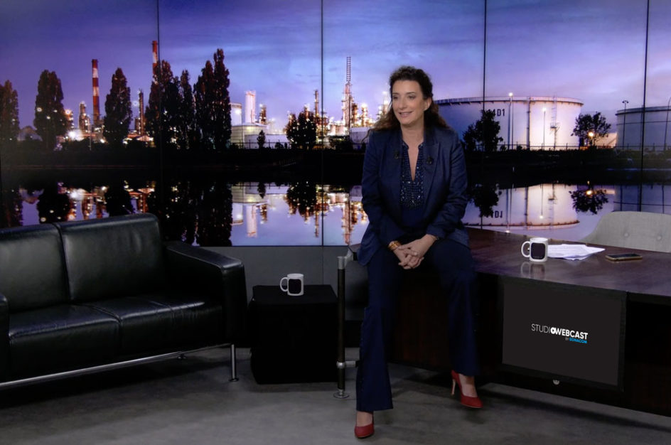 Femme sur un plateau de webcast présentant un Lateshow.