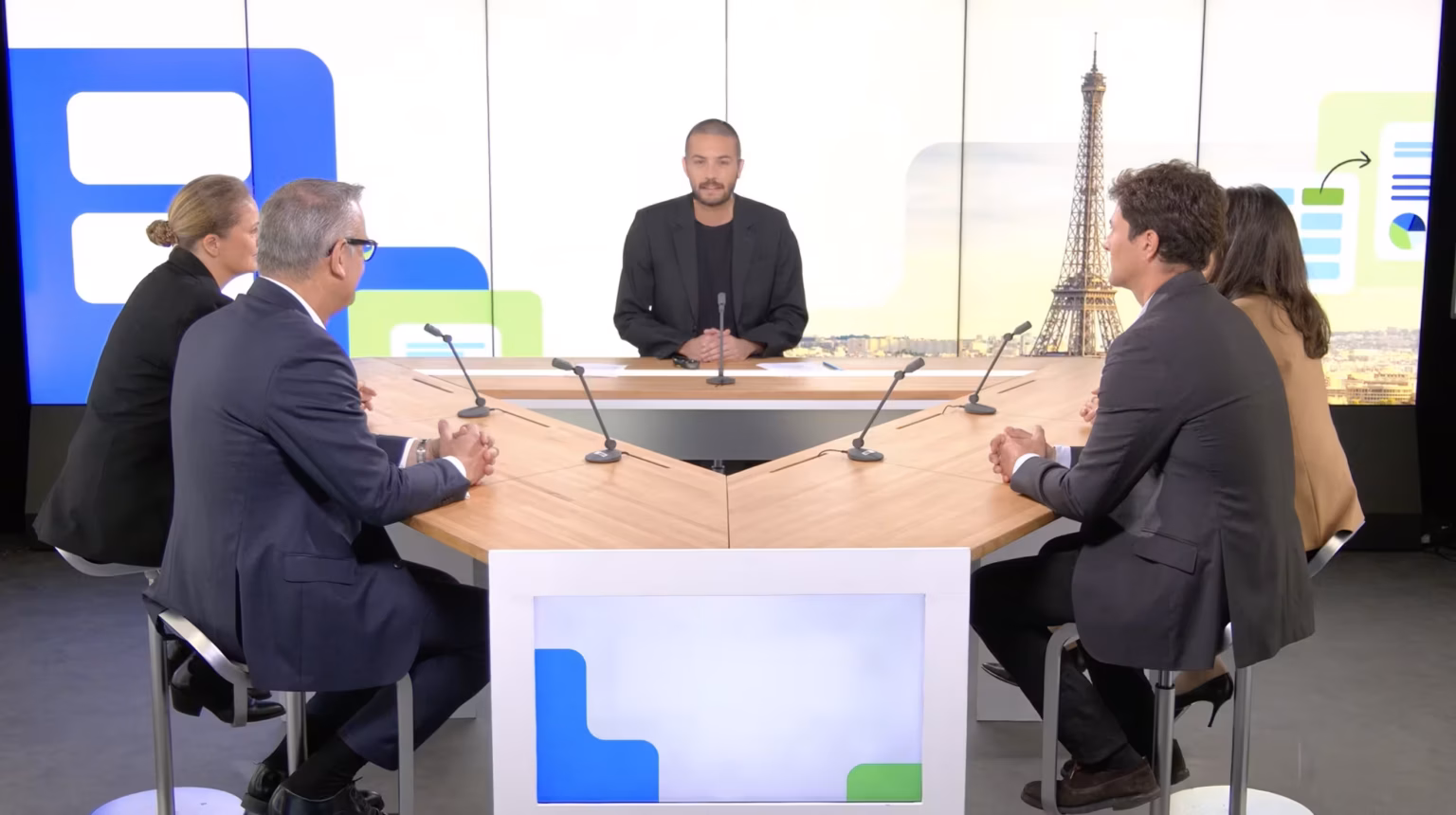 Production corporate en direct au Studio Webcast avec cinq participants autour du desk et habillage graphique sur le mur LED