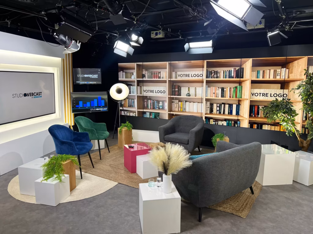 Plateau TV Studio Webcast en configuration personnalisable avec fauteuils, panneaux en bois, écran LED et éclairage scénique professionnel