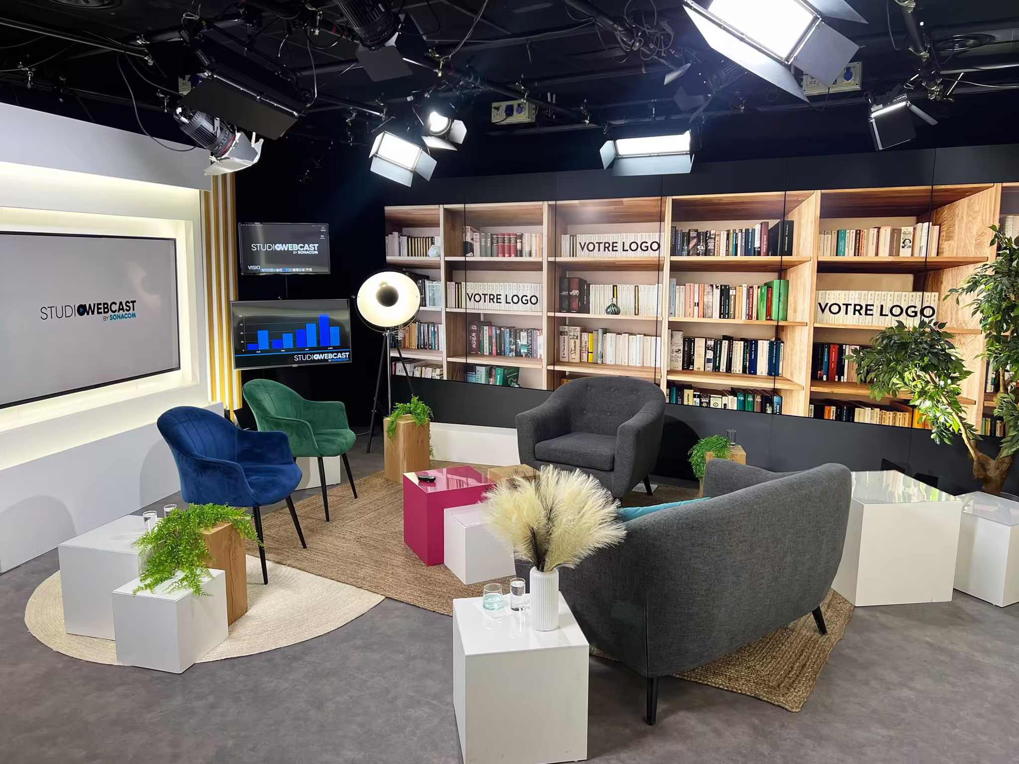 Plateau TV Studio Webcast en configuration personnalisable avec fauteuils, panneaux en bois, écran LED et éclairage scénique professionnel