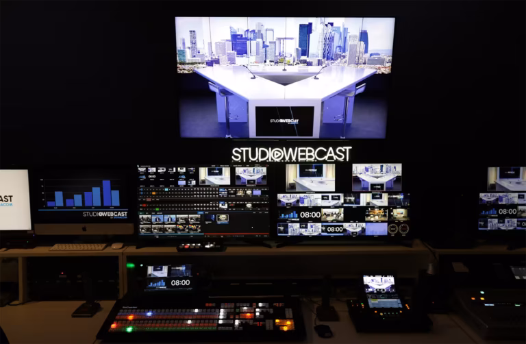 Régie de diffusion professionnelle Studio Webcast avec console de mélange vidéo, multiviewers et grand écran de prévisualisation du plateau